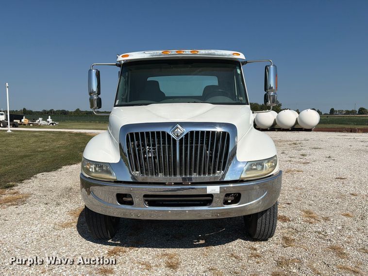 image for item DZ4718 2007 International 4300 truck cab and chassis
