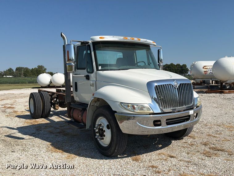 image for item DZ4718 2007 International 4300 truck cab and chassis