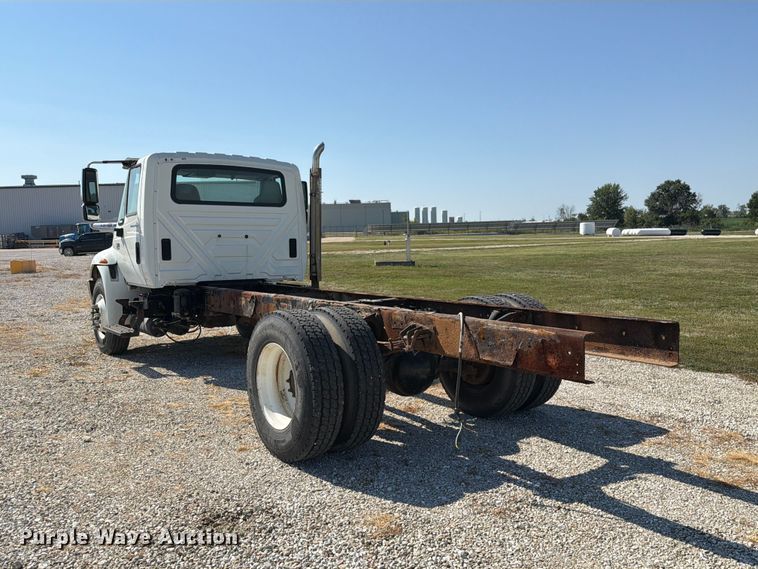 image for item DZ4718 2007 International 4300 truck cab and chassis