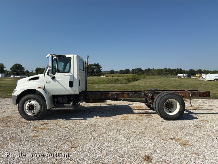 image for item DZ4718 2007 International 4300 truck cab and chassis