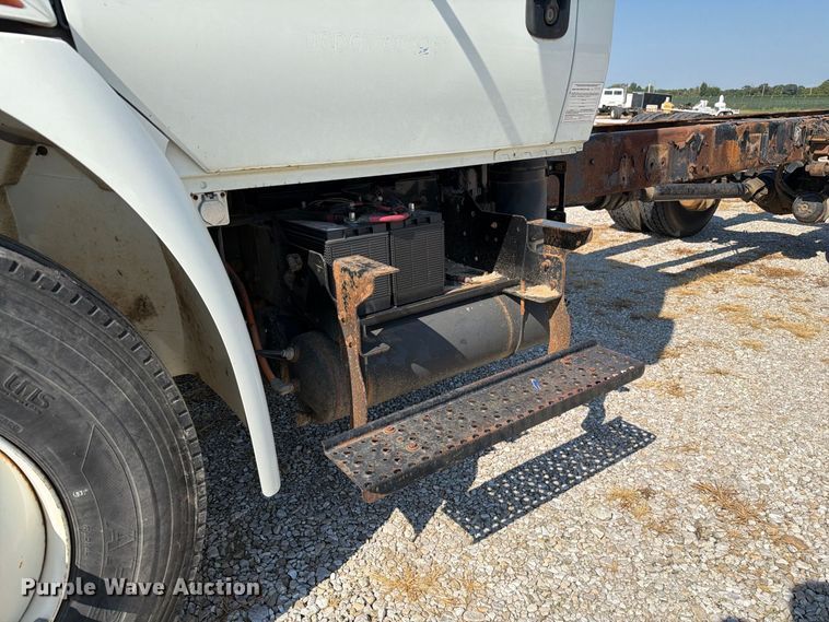 image for item DZ4718 2007 International 4300 truck cab and chassis