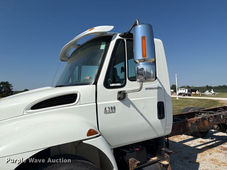 image for item DZ4718 2007 International 4300 truck cab and chassis