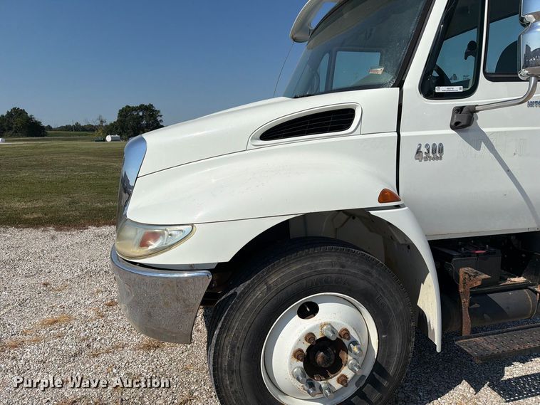 image for item DZ4718 2007 International 4300 truck cab and chassis