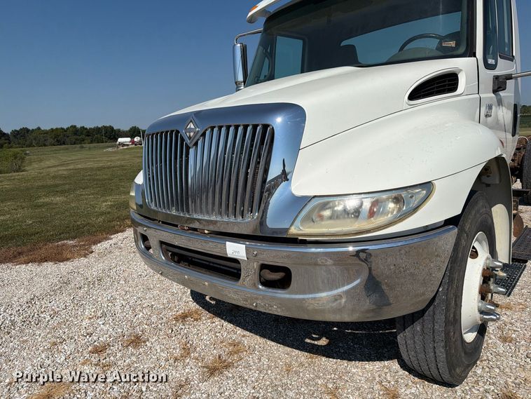 image for item DZ4718 2007 International 4300 truck cab and chassis
