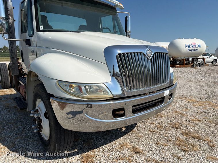 image for item DZ4718 2007 International 4300 truck cab and chassis