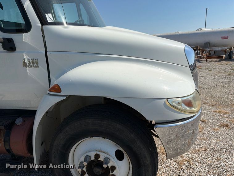 image for item DZ4718 2007 International 4300 truck cab and chassis
