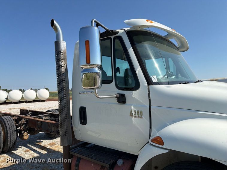image for item DZ4718 2007 International 4300 truck cab and chassis