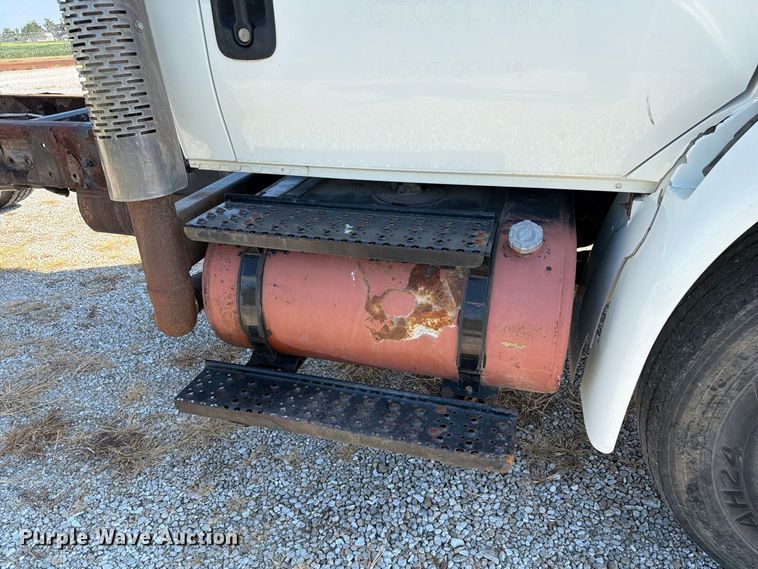 image for item DZ4718 2007 International 4300 truck cab and chassis