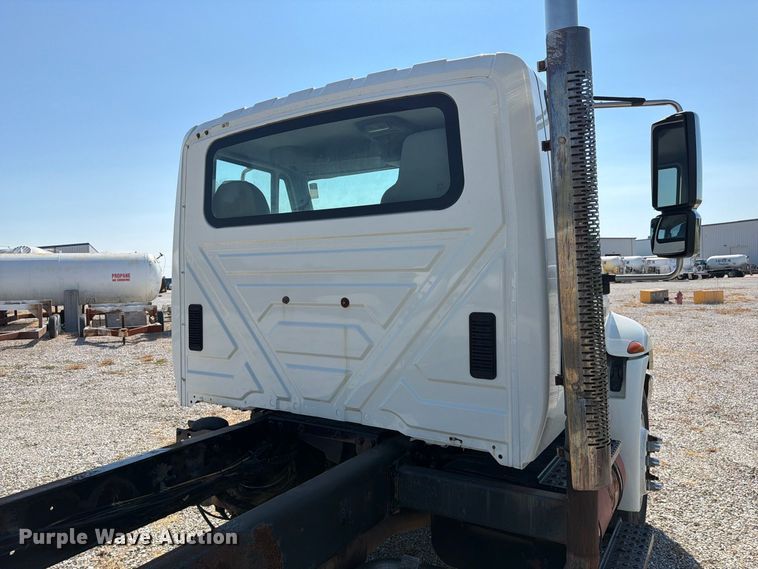image for item DZ4718 2007 International 4300 truck cab and chassis