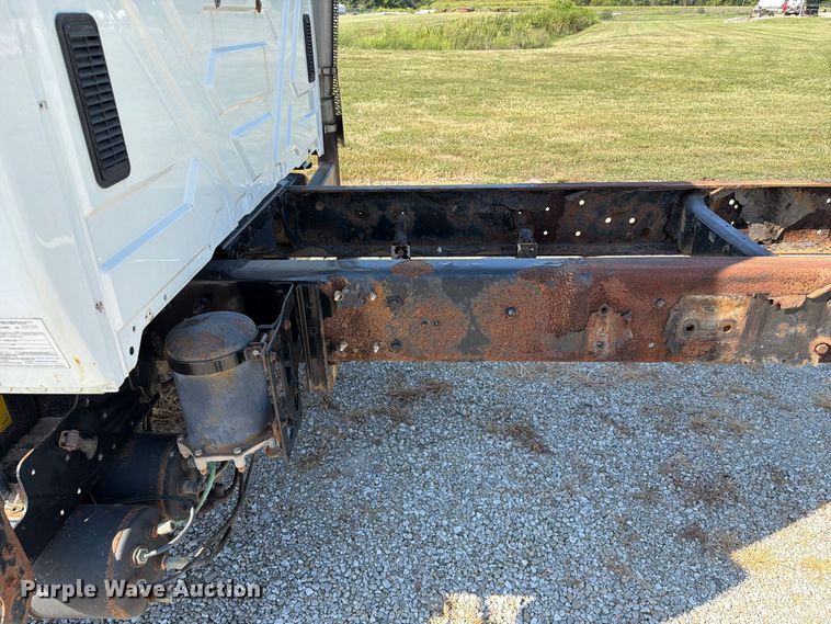 image for item DZ4718 2007 International 4300 truck cab and chassis