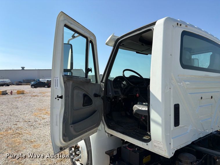 image for item DZ4718 2007 International 4300 truck cab and chassis