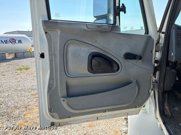 image for item DZ4718 2007 International 4300 truck cab and chassis