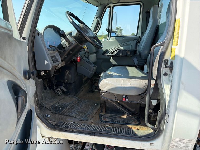 image for item DZ4718 2007 International 4300 truck cab and chassis