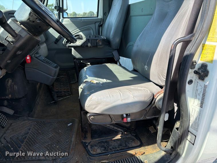 image for item DZ4718 2007 International 4300 truck cab and chassis