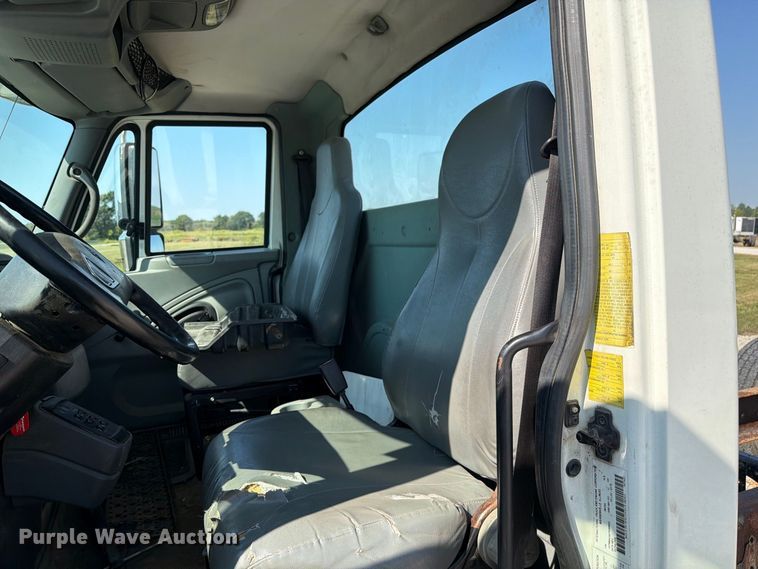 image for item DZ4718 2007 International 4300 truck cab and chassis