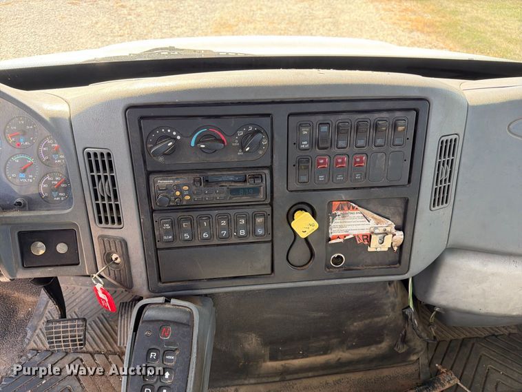 image for item DZ4718 2007 International 4300 truck cab and chassis