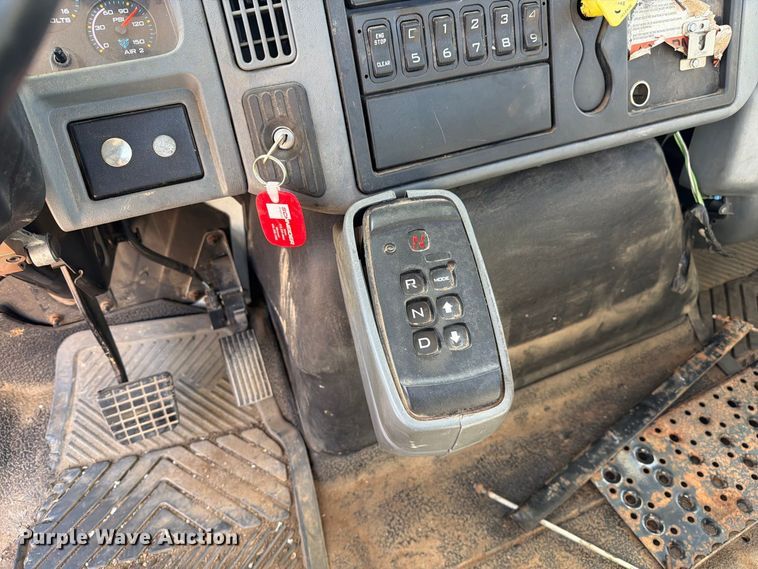 image for item DZ4718 2007 International 4300 truck cab and chassis