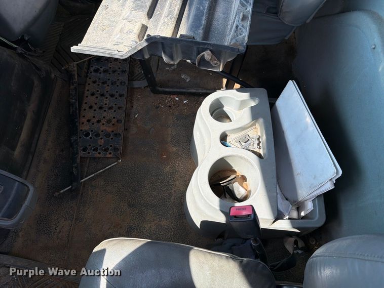 image for item DZ4718 2007 International 4300 truck cab and chassis