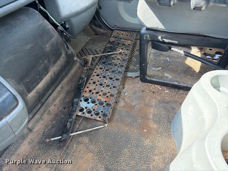 image for item DZ4718 2007 International 4300 truck cab and chassis