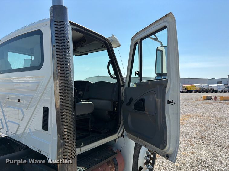 image for item DZ4718 2007 International 4300 truck cab and chassis