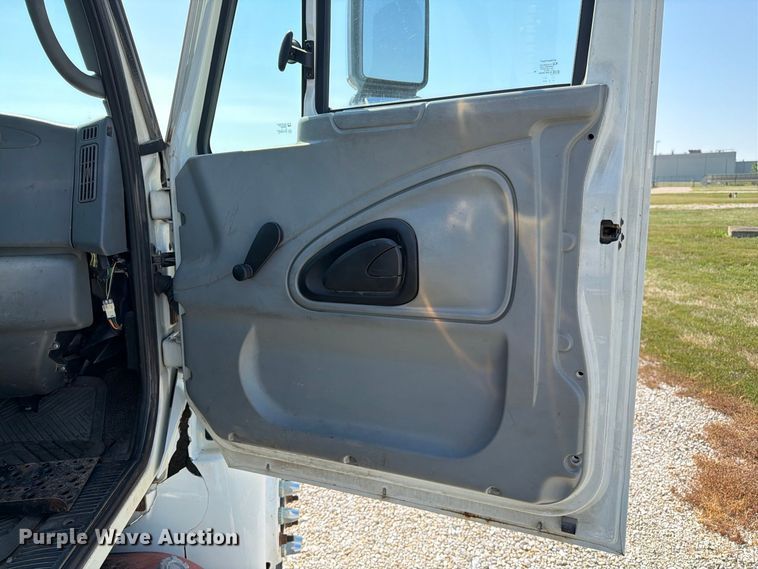 image for item DZ4718 2007 International 4300 truck cab and chassis