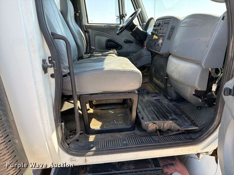 image for item DZ4718 2007 International 4300 truck cab and chassis