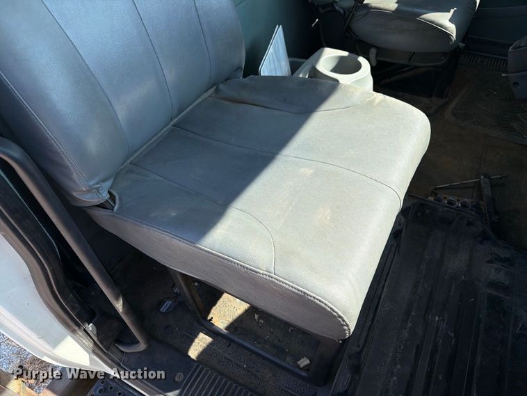 image for item DZ4718 2007 International 4300 truck cab and chassis
