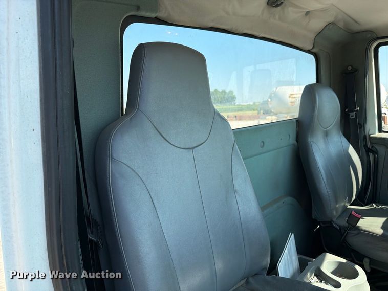 image for item DZ4718 2007 International 4300 truck cab and chassis