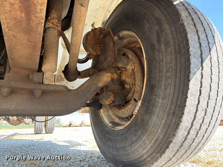 image for item DZ4718 2007 International 4300 truck cab and chassis