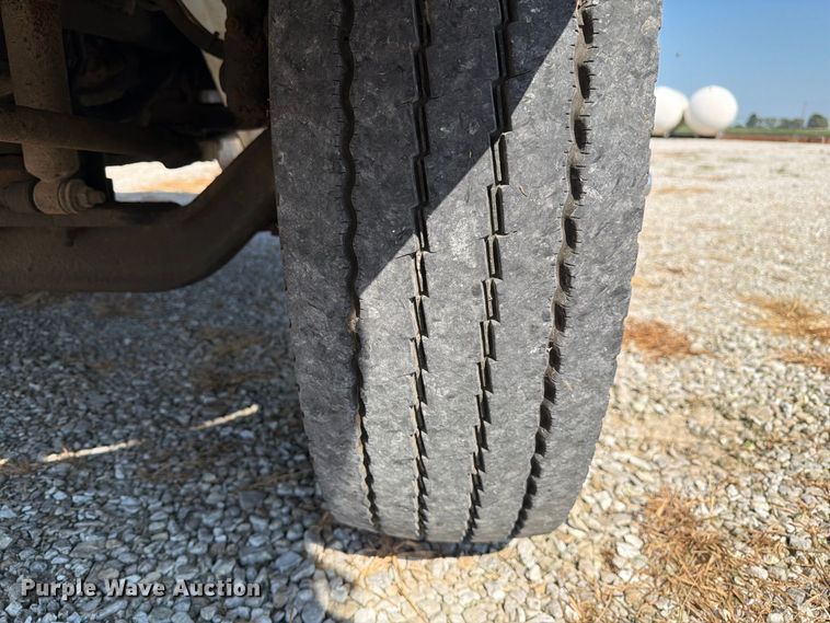 image for item DZ4718 2007 International 4300 truck cab and chassis