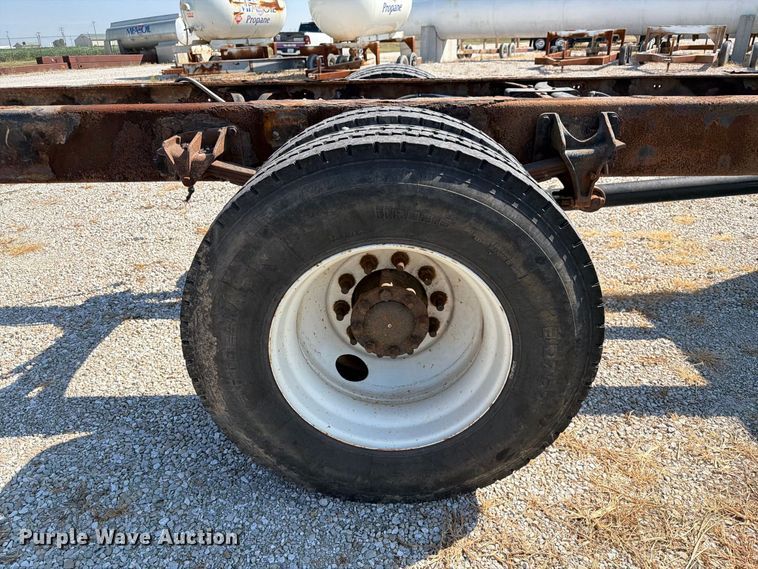 image for item DZ4718 2007 International 4300 truck cab and chassis