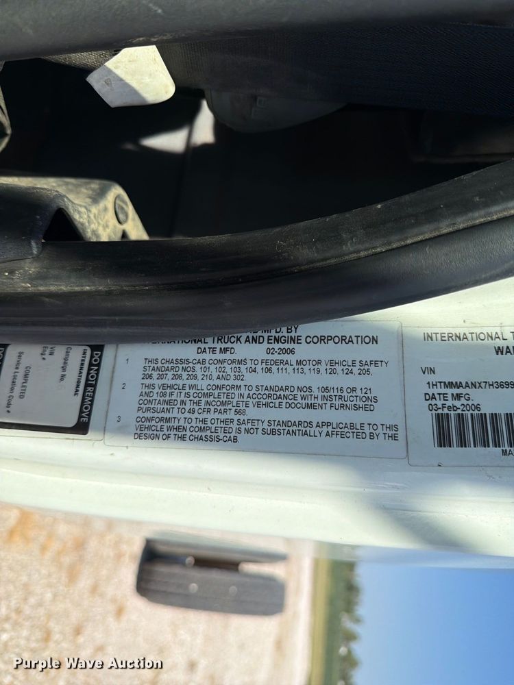 image for item DZ4718 2007 International 4300 truck cab and chassis