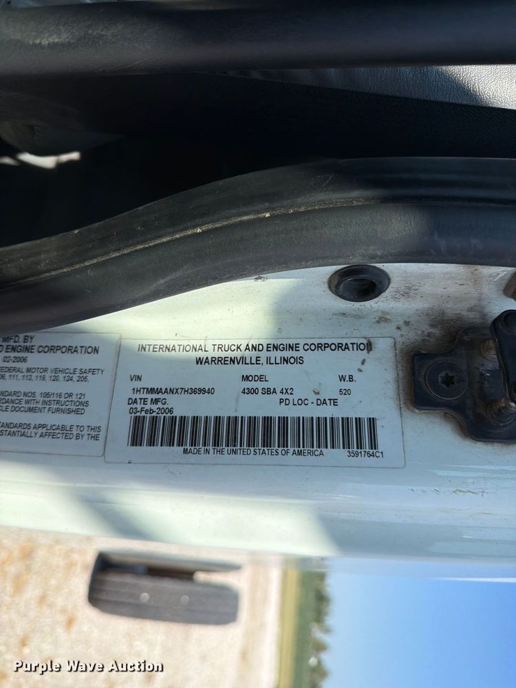 image for item DZ4718 2007 International 4300 truck cab and chassis