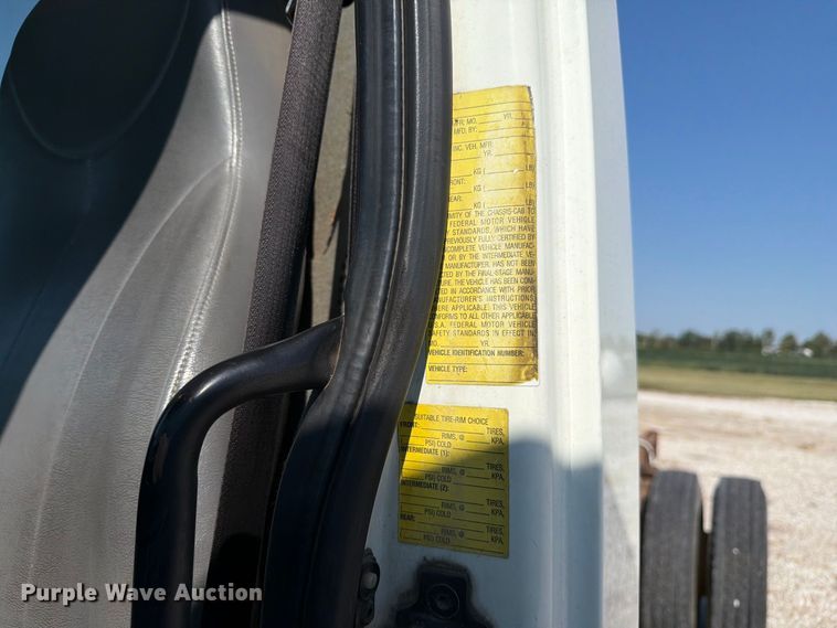 image for item DZ4718 2007 International 4300 truck cab and chassis