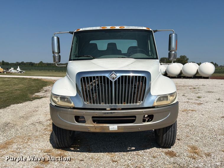 image for item DZ4720 2003 International 4300 truck cab and chassis