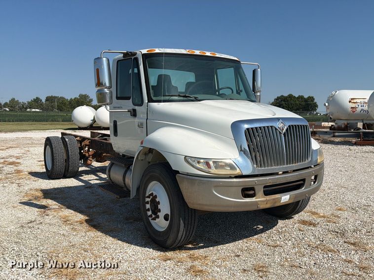 image for item DZ4720 2003 International 4300 truck cab and chassis