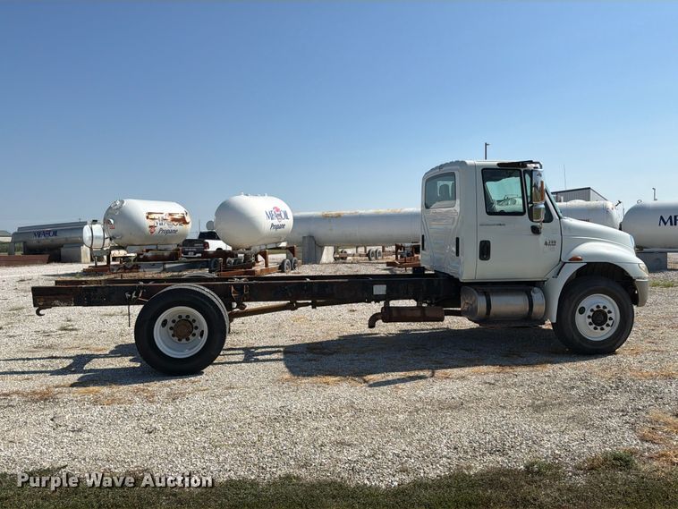 image for item DZ4720 2003 International 4300 truck cab and chassis