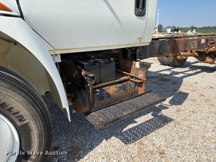 image for item DZ4720 2003 International 4300 truck cab and chassis