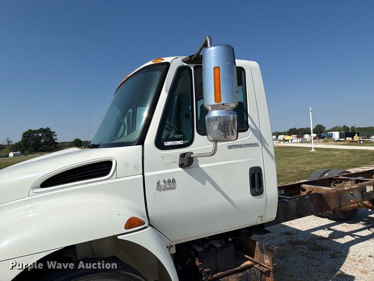 image for item DZ4720 2003 International 4300 truck cab and chassis