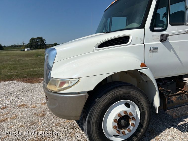 image for item DZ4720 2003 International 4300 truck cab and chassis