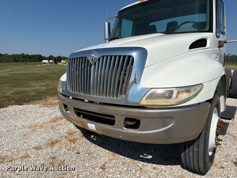 image for item DZ4720 2003 International 4300 truck cab and chassis