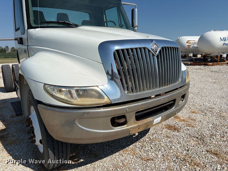 image for item DZ4720 2003 International 4300 truck cab and chassis