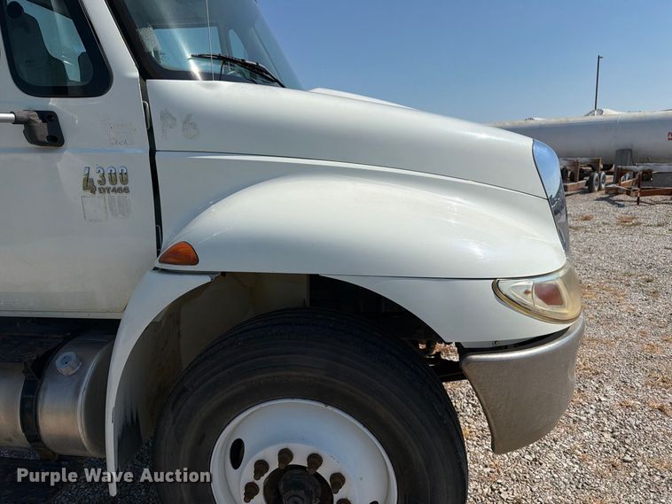 image for item DZ4720 2003 International 4300 truck cab and chassis