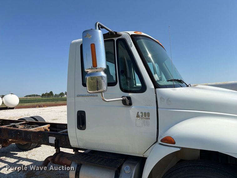 image for item DZ4720 2003 International 4300 truck cab and chassis
