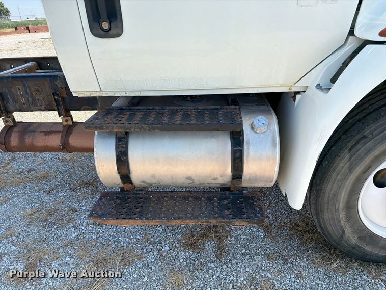 image for item DZ4720 2003 International 4300 truck cab and chassis