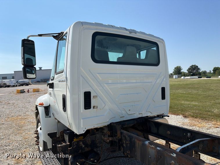 image for item DZ4720 2003 International 4300 truck cab and chassis