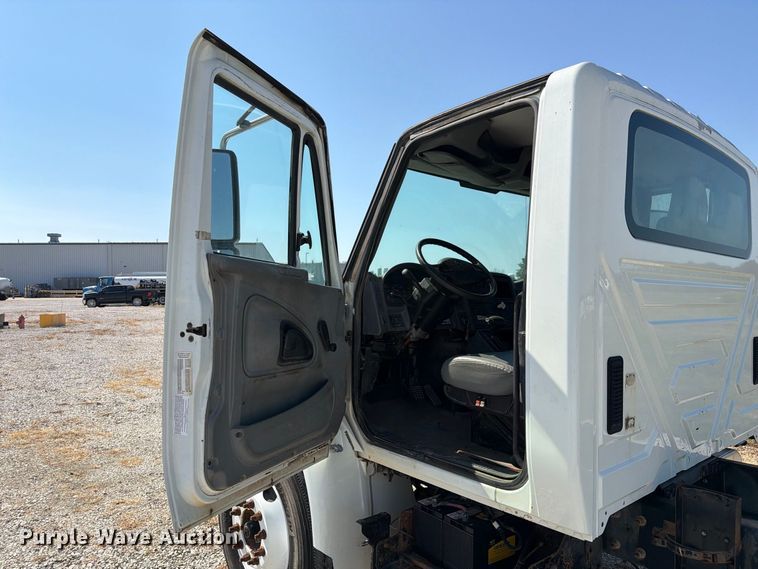 image for item DZ4720 2003 International 4300 truck cab and chassis