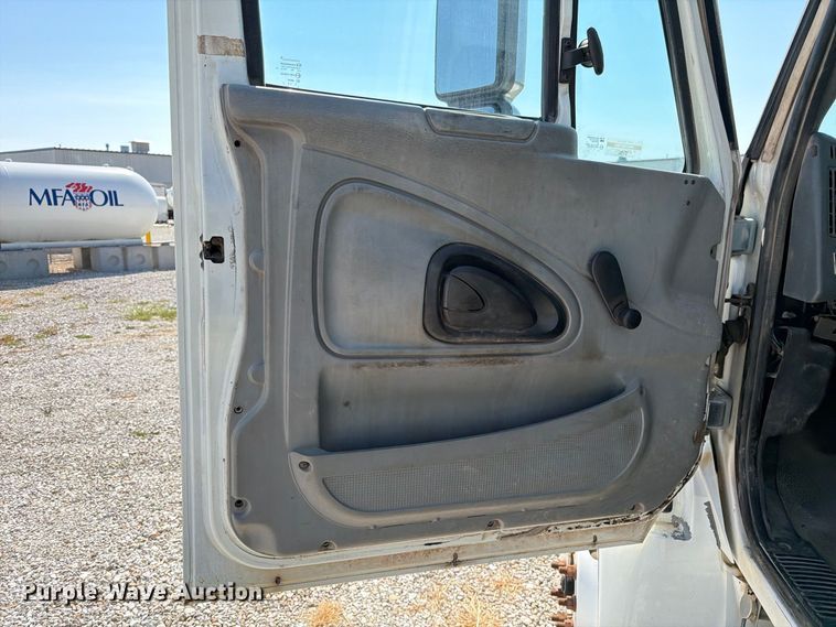 image for item DZ4720 2003 International 4300 truck cab and chassis
