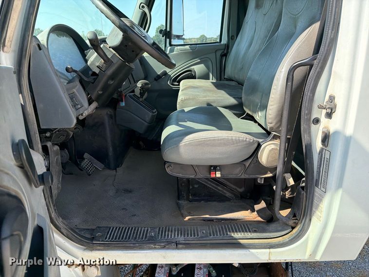 image for item DZ4720 2003 International 4300 truck cab and chassis