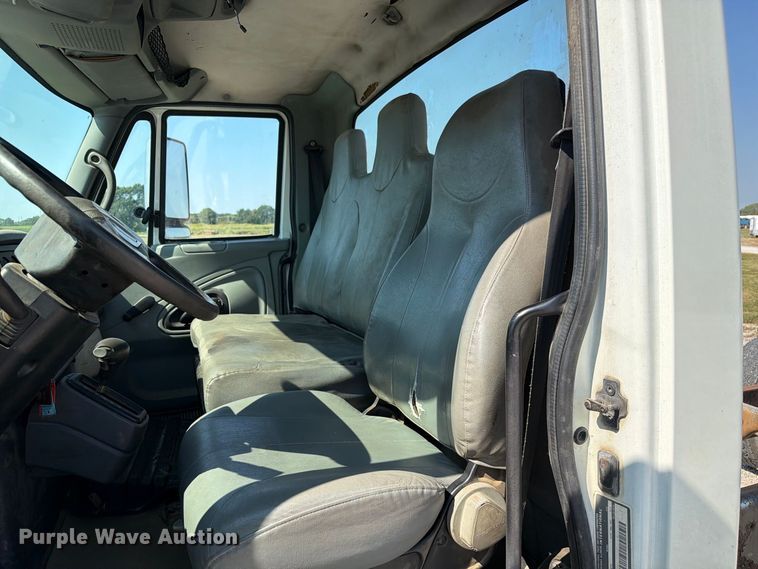 image for item DZ4720 2003 International 4300 truck cab and chassis